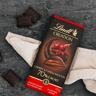 شکلات تلخ لینت %70 با طعم آلبالو و فلفل قرمز 150 گرم - Lindt CREATION